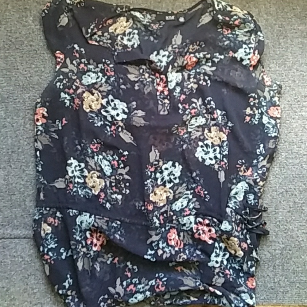 🎉 Sheer floral sleeveless blouse